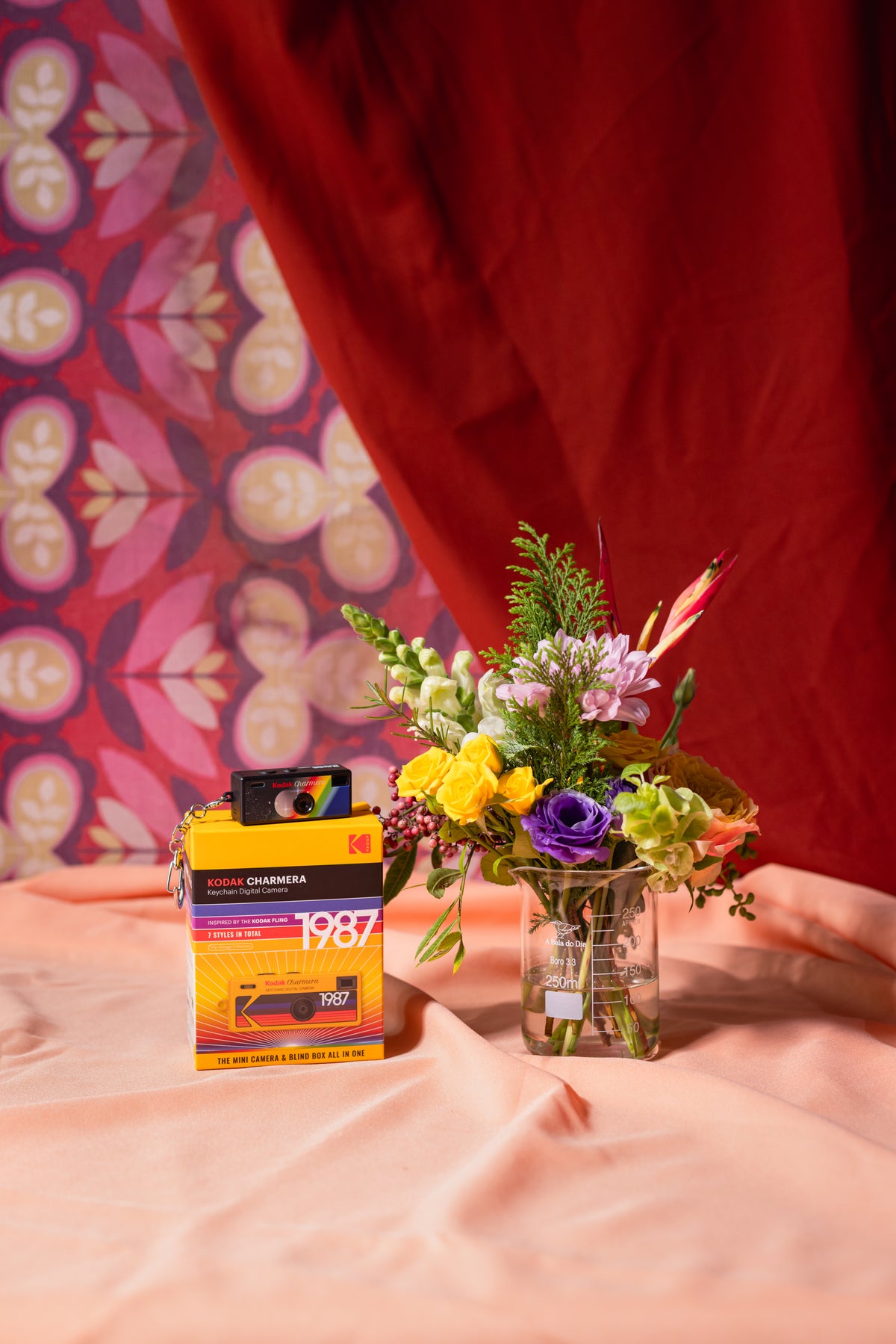 Kit Isso é Mais do que um Chaveiro: Flores e Charmera